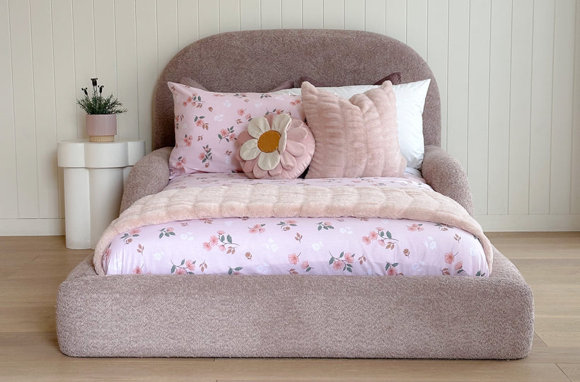 Curved silhouette of the Tulum Bed adding a modern touch to a child’s bedroom