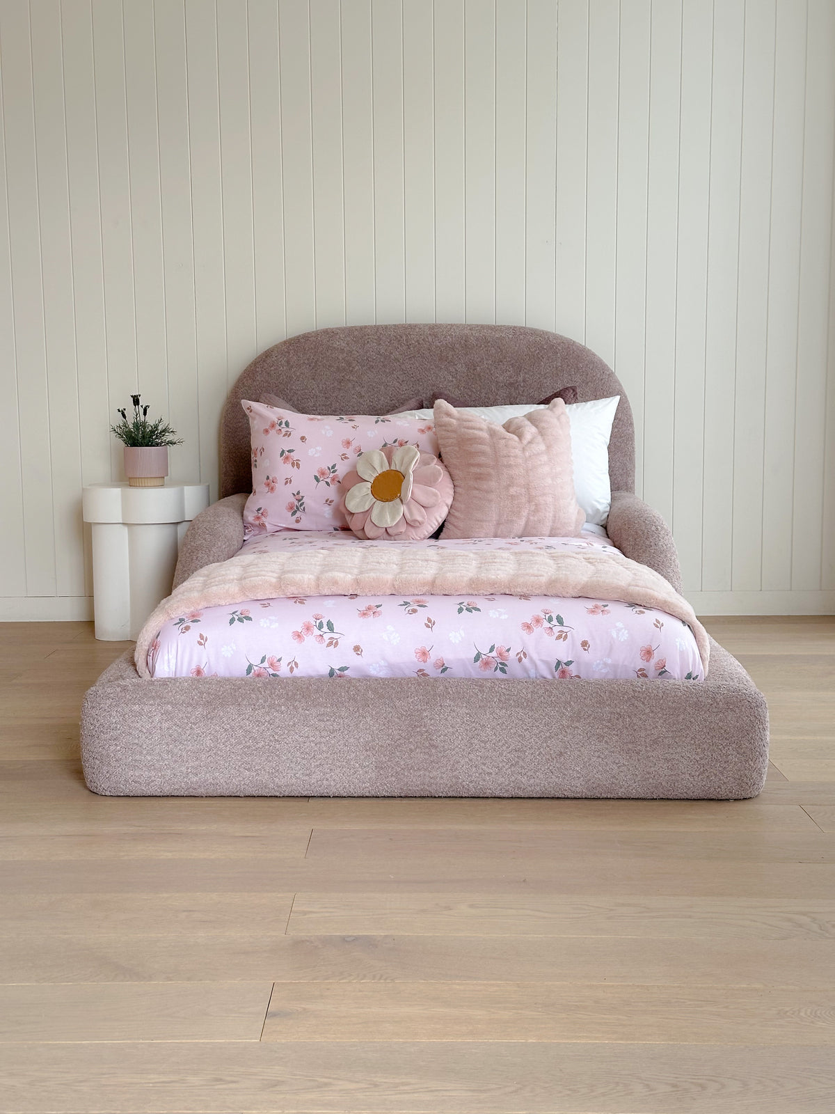 Curved silhouette of the Tulum Bed adding a modern touch to a child’s bedroom