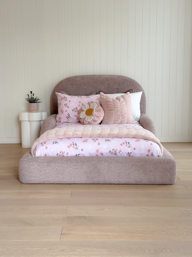 Curved silhouette of the Tulum Bed adding a modern touch to a child’s bedroom